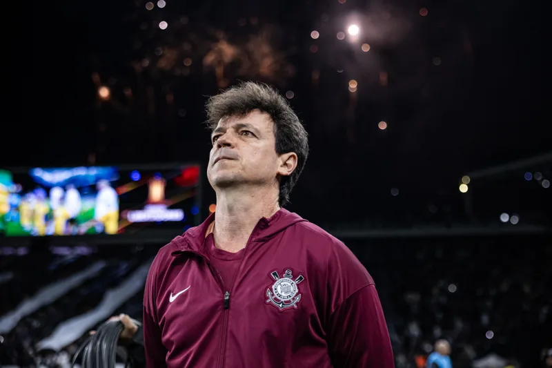 Apoio do elenco pesa na decisão de manter Diniz no Corinthians