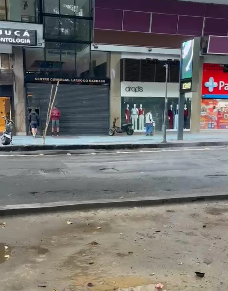 Fumaça sai de bueiro e interdita faixa no Largo do Machado, no Rio