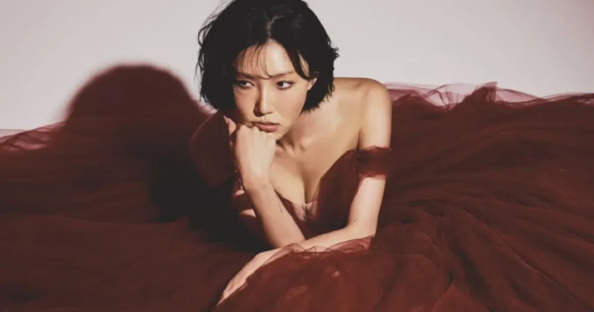Hwasa chega ao Rio e atende fãs antes de estreia no Palco Mundo