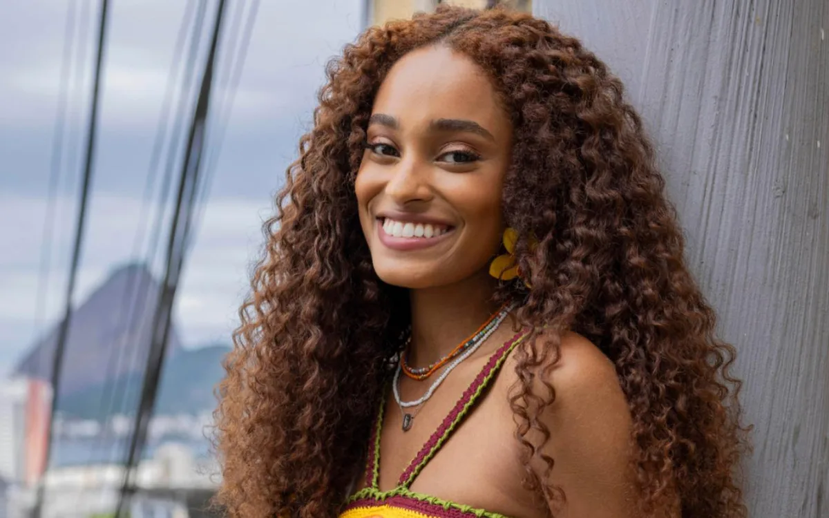 Dalila ganha destaque com humor e romance em Por Você