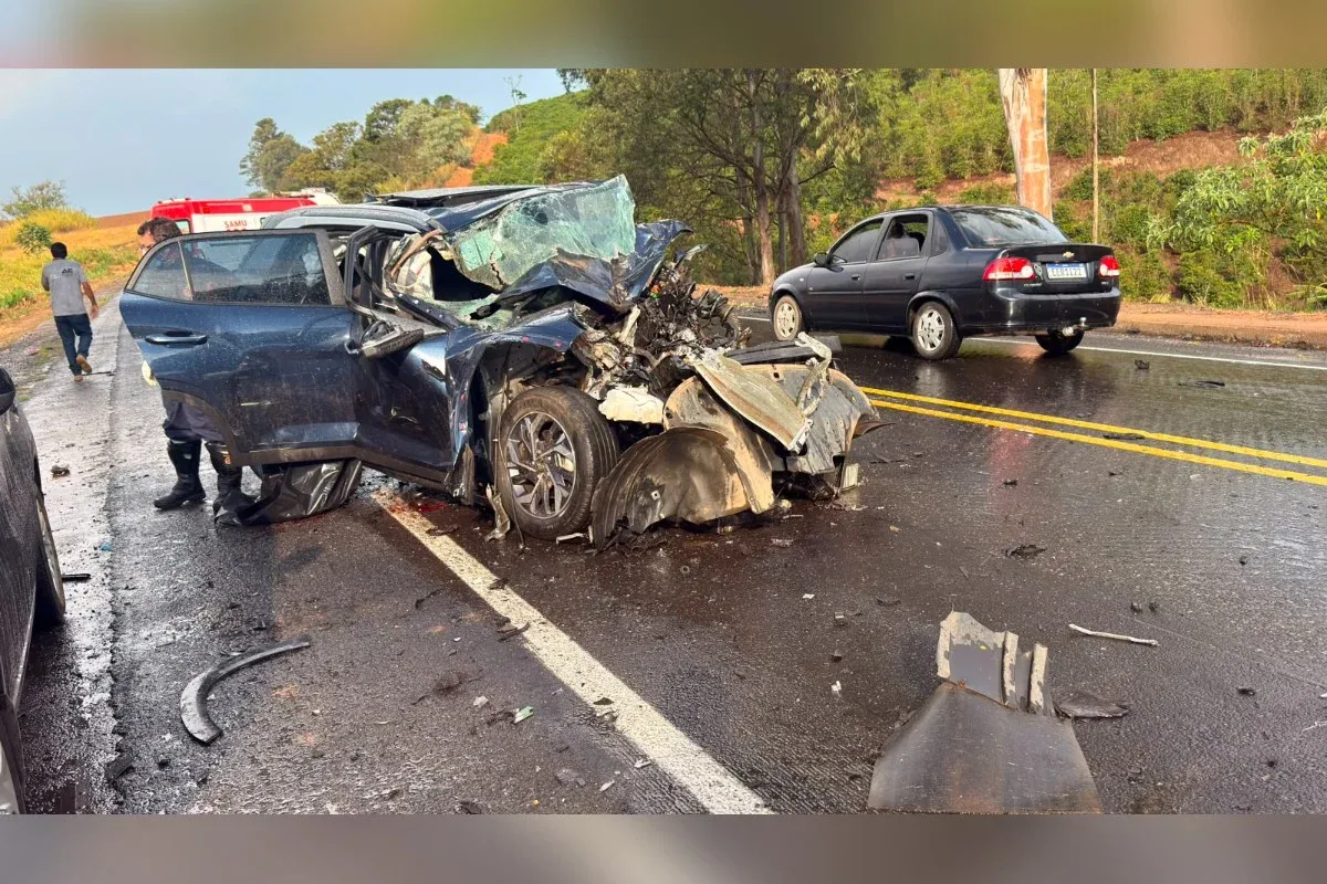 Perícia apura colisão entre Hyundai Creta e caminhão na BR-146