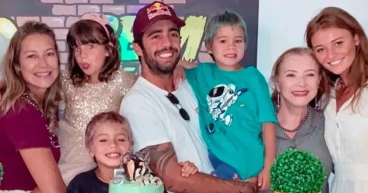 Luana Piovani aparece com Pedro Scooby e Cintia Dicker em festa dos gêmeos