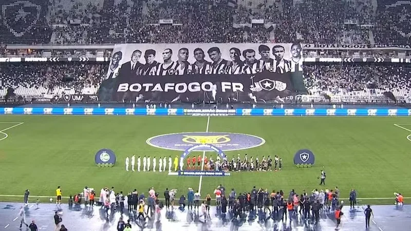Torcida do Botafogo troca Marlon Freitas por Jefferson em bandeirão de ídolos