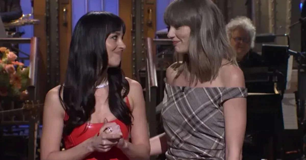 Taylor Swift aparece no SNL e leva bolo para aniversário de Dakota Johnson