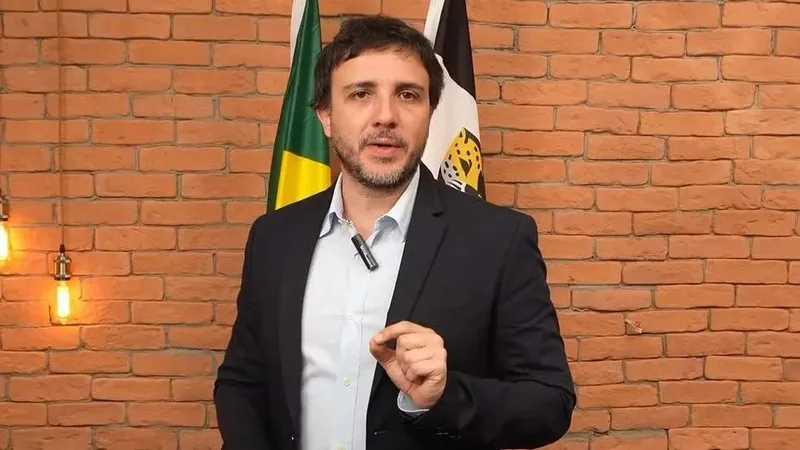 Renan Santos chama Flávio Bolsonaro de “aliado do Comando Vermelho” e critica eleitores do senador