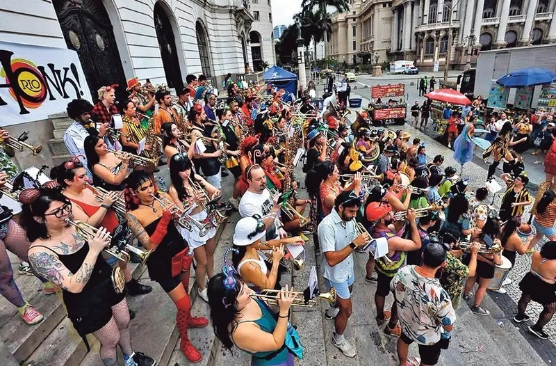 Centro do Rio reúne música, teatro e fanfarras no encerramento da Semana de Arte