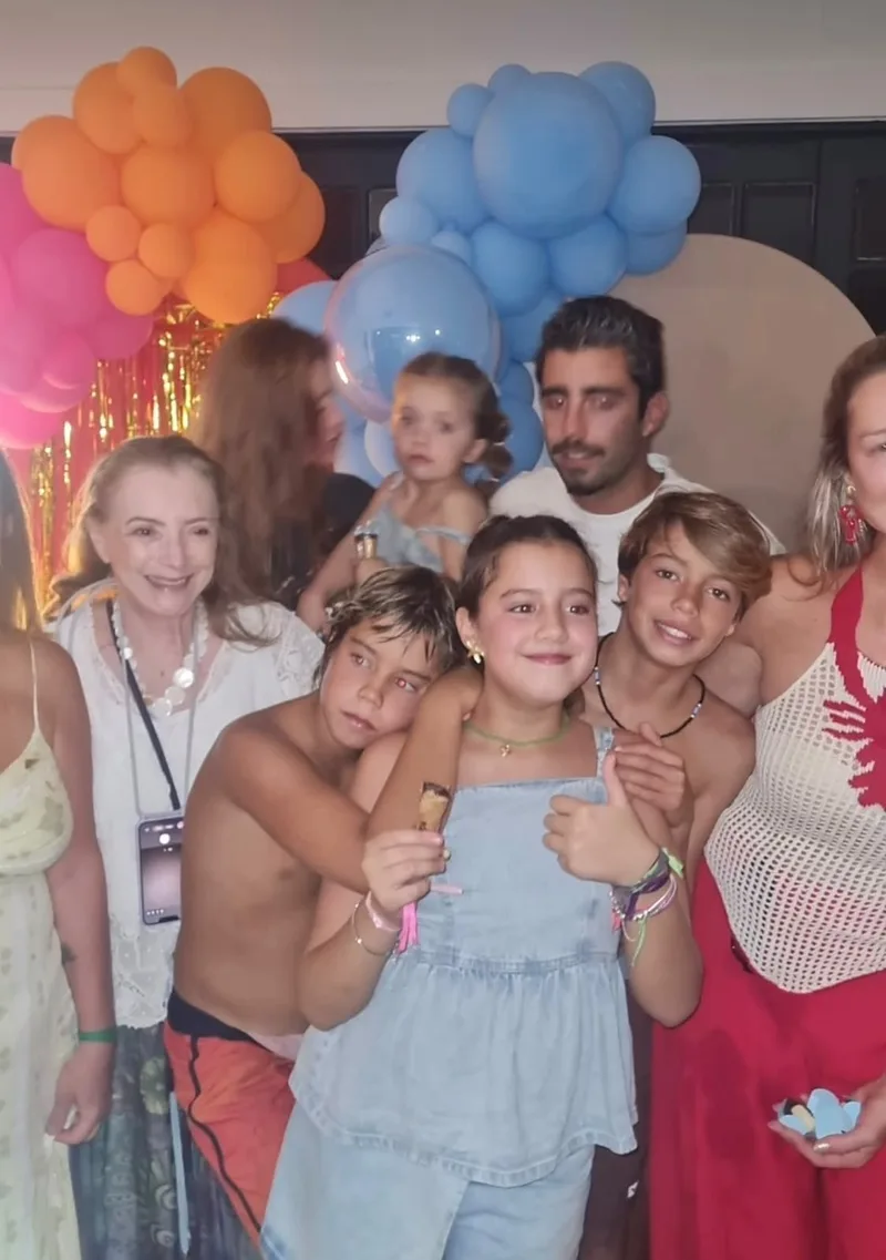 Luana Piovani, Pedro Scooby e Cintia Dicker se reúnem em festa dos gêmeos