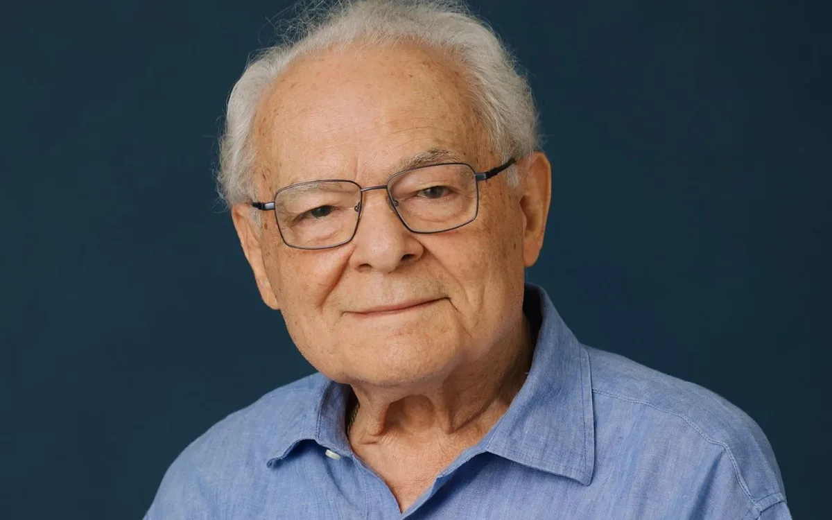 Othon Bastos prioriza o teatro e adia retorno às novelas