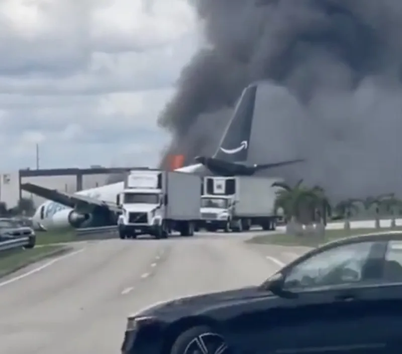 Cargueiro operado para a Amazon sai da pista e mata cinco em Miami