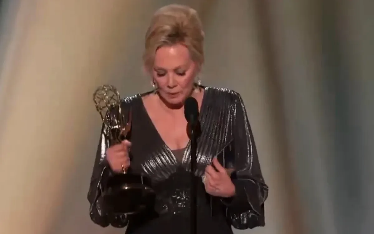 Jean Smart iguala recorde histórico e vence Emmy por todas as temporadas de Hacks