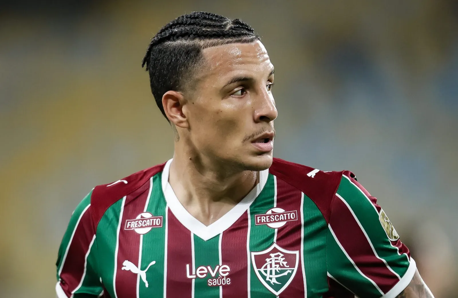 Arana assume a lateral esquerda do Fluminense em sequência decisiva