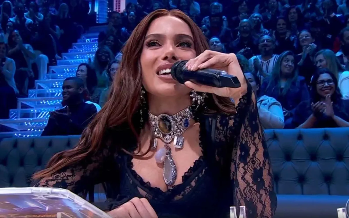 Anitta corrige classificação de música e divulga bolos da tia no Domingão
