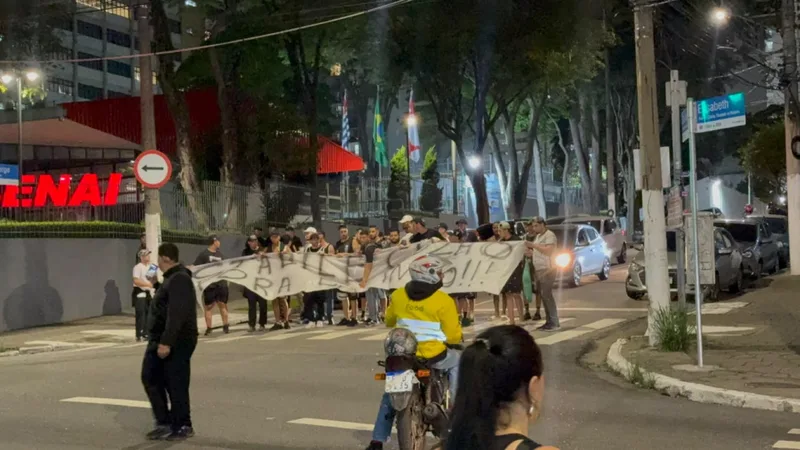 Protesto no Parque São Jorge mira presidente e conselheiros do Corinthians