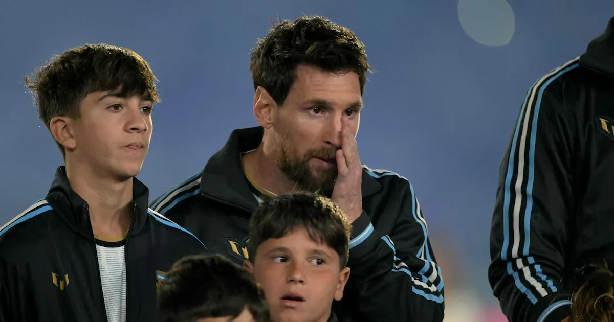 Messi chora durante hino em despedida da seleção argentina