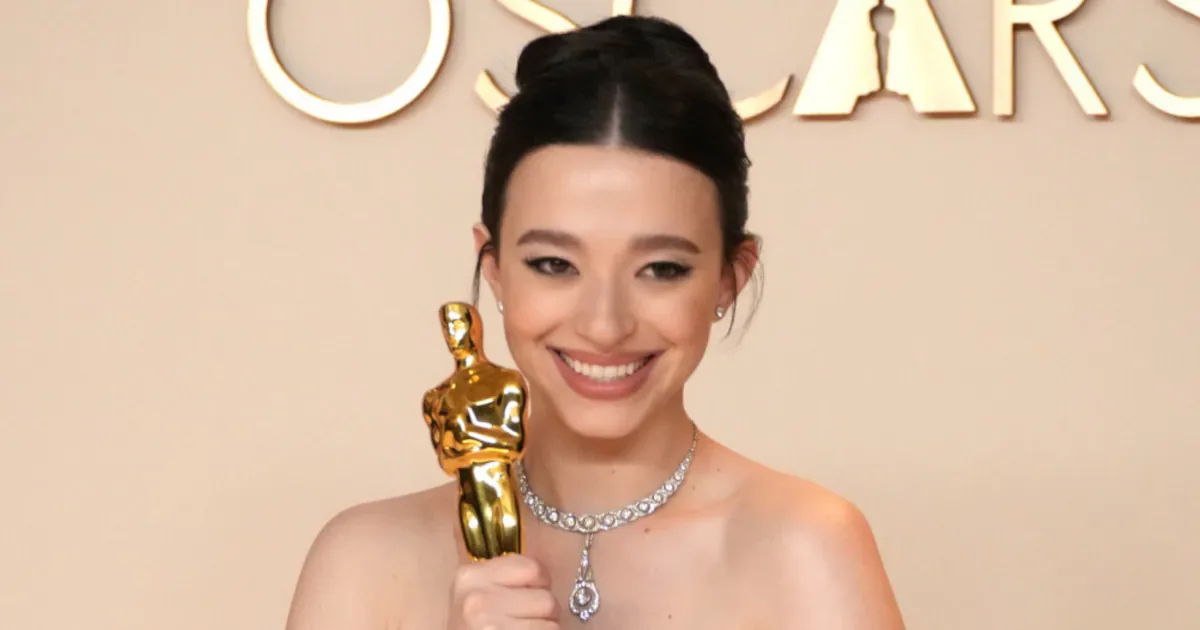 Mikey Madison conta como a família a ajuda após vitória no Oscar