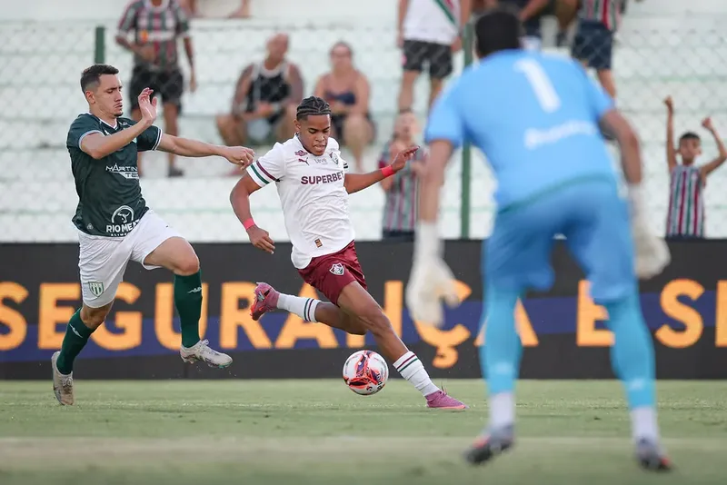 Matheus Reis começa corridas no campo durante recuperação no Fluminense
