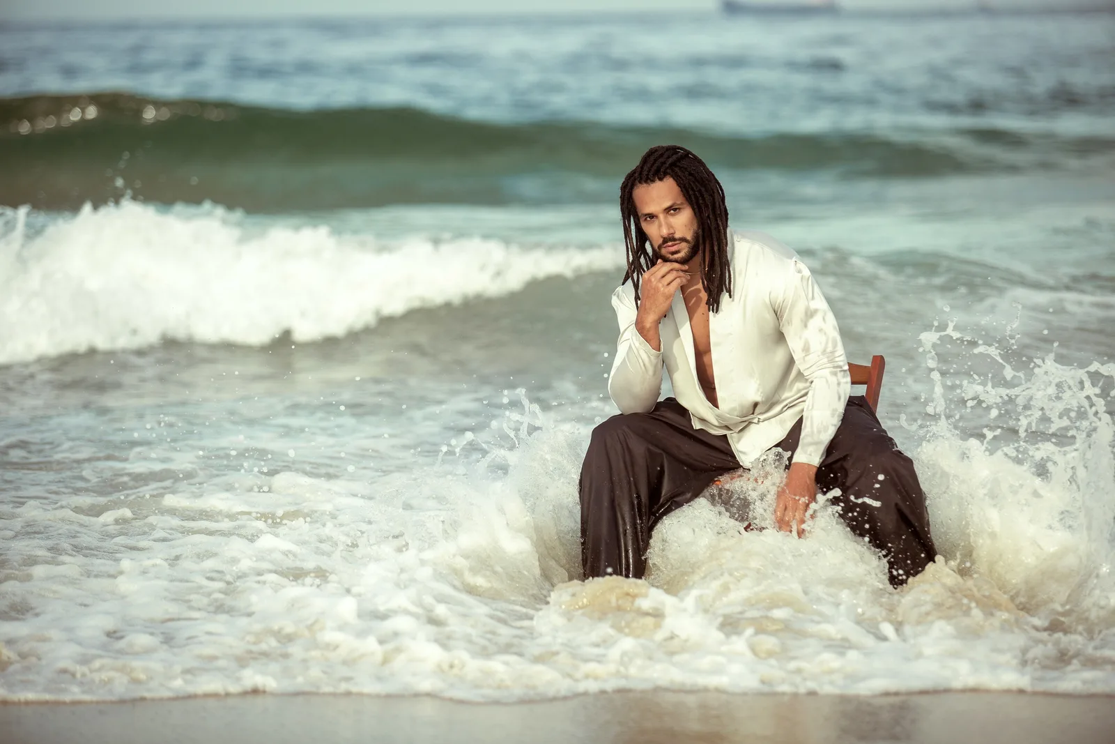 Amaury Lorenzo destaca educação, novo visual e romance em ‘Por você’