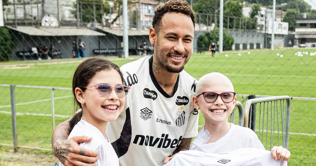 Áurea Munhoz conhece Neymar durante visita ao CT Rei Pelé