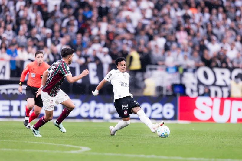 Fluminense supera Corinthians e passa a liderar histórico do confronto