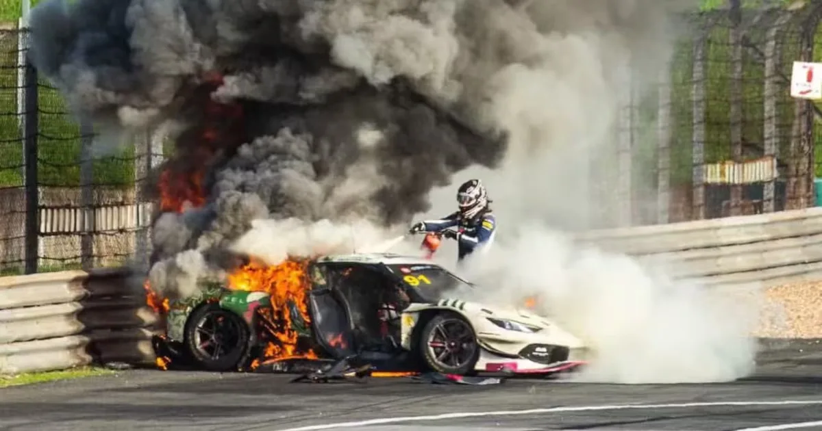 Hartog interrompe prova no China GT e tira Millroy de carro em chamas