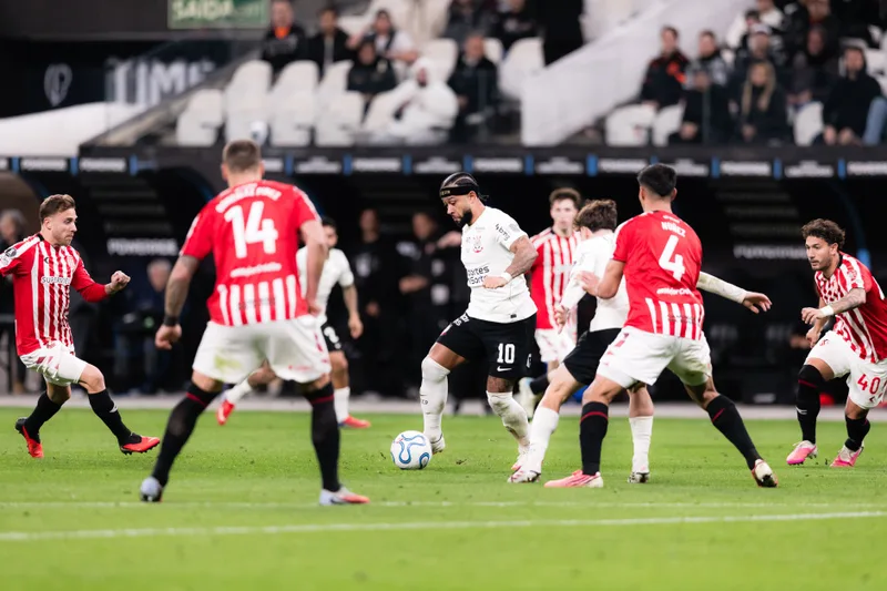 Pênalti perdido por Depay não evita eliminação do Corinthians na Libertadores
