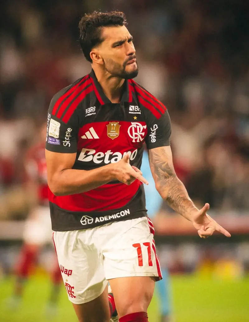 Flamengo vence o Corinthians e retoma a liderança do Brasileirão