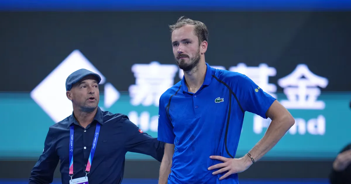 Djokovic avança à final em Pequim após desclassificação de Medvedev
