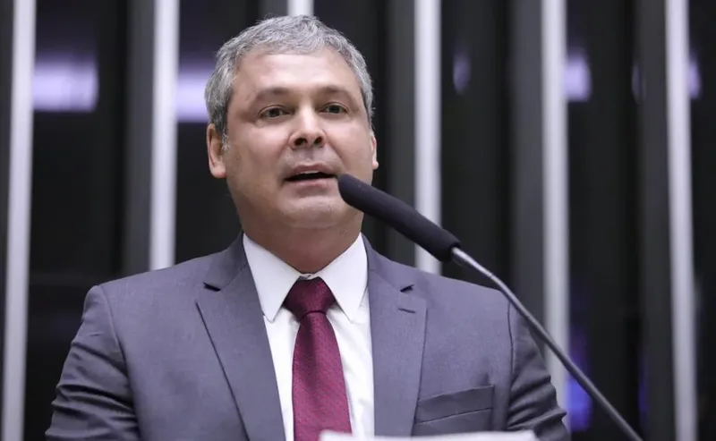 Lindbergh defende corte nos juros – e não em programas sociais