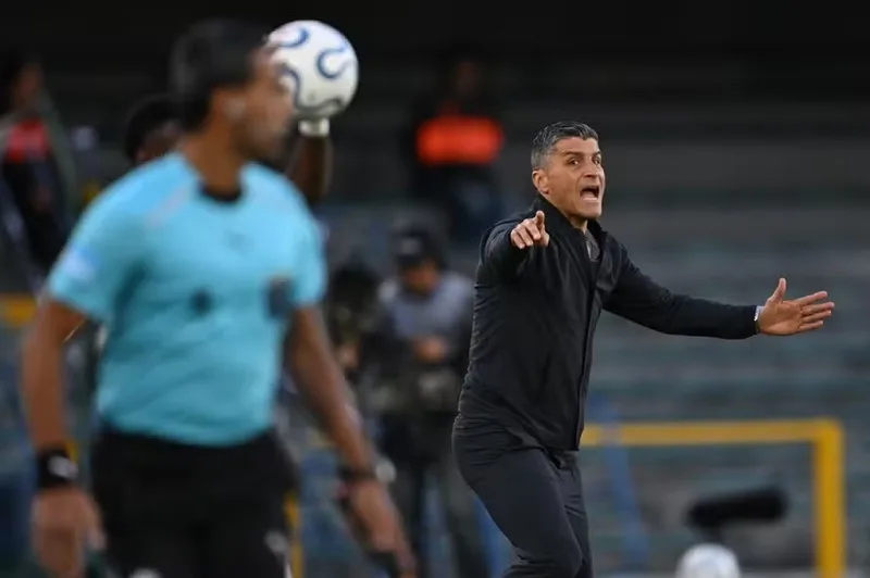 Pedro Emanuel quer Vasco competitivo nas três competições da temporada