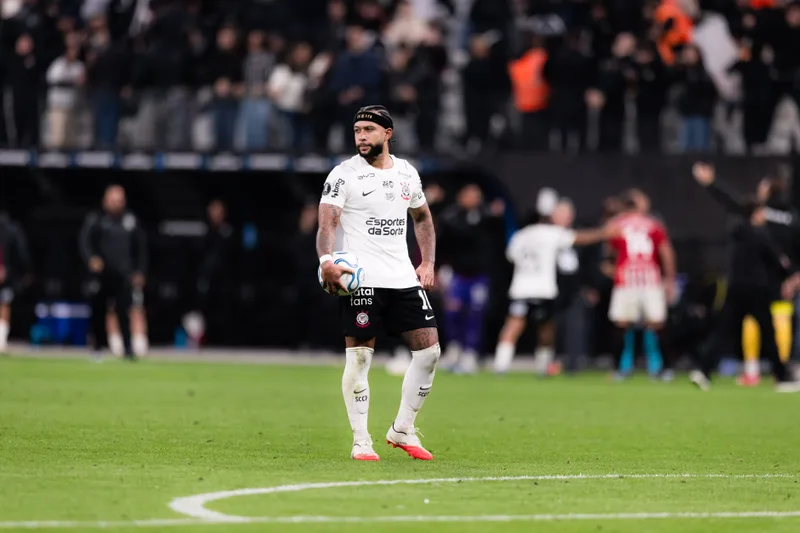 Diniz abraça Memphis e pede união após pênalti perdido pelo Corinthians