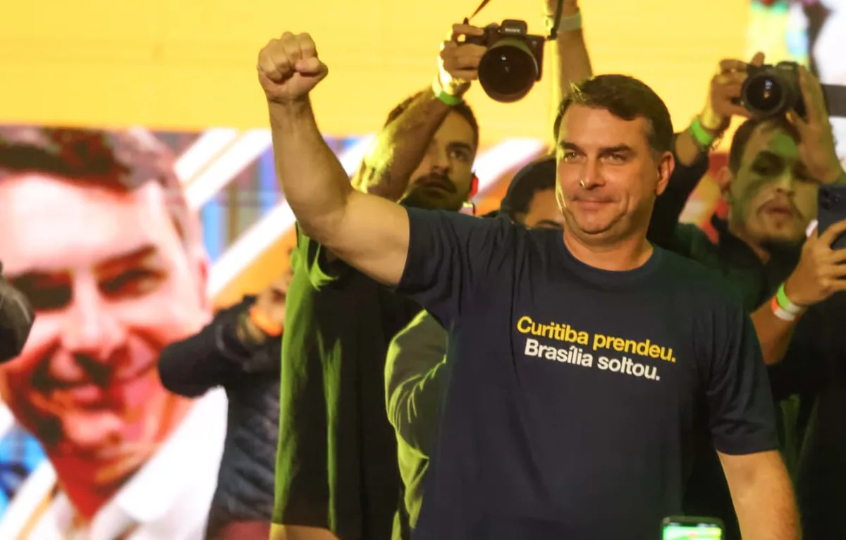 Revista piauí diz que Flávio Bolsonaro viajou para safári com envolvido em fraude no INSS; assunto respinga na campanha do Paraná