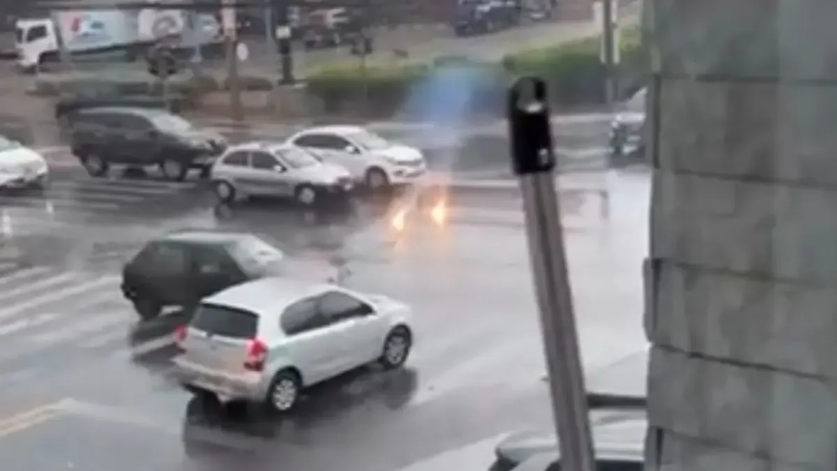 Curto-circuito derruba cabo e interrompe semáforos na avenida T-7, em Goiânia