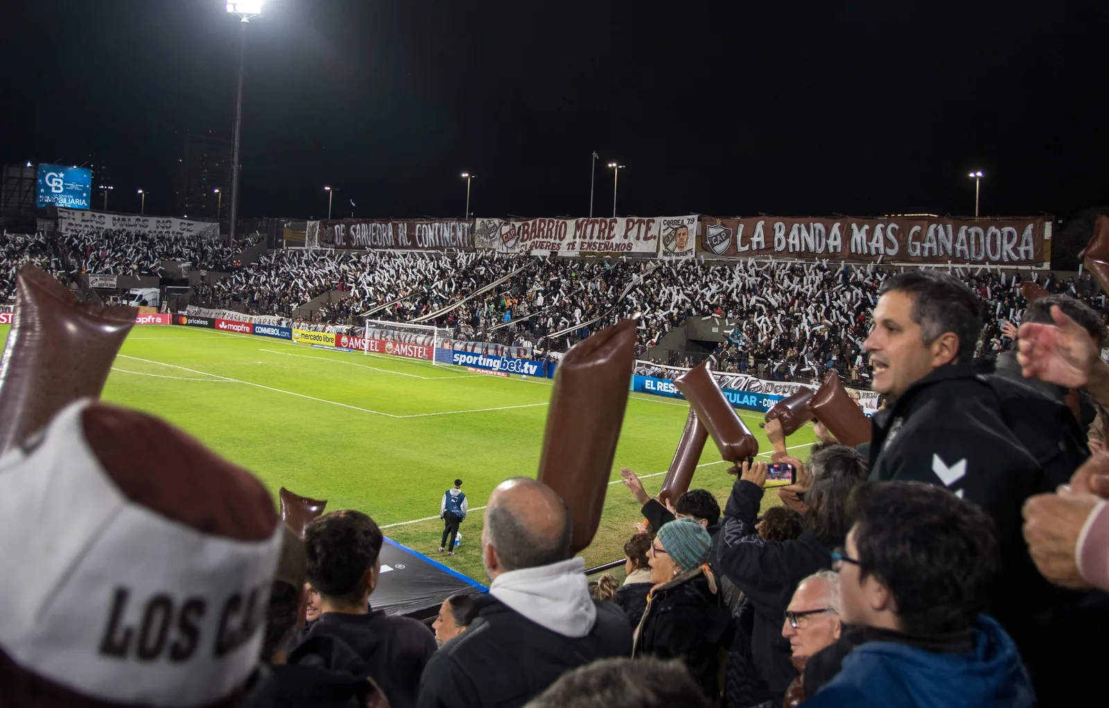 Platense mantém futebol de bairro em estádio aberto de Buenos Aires