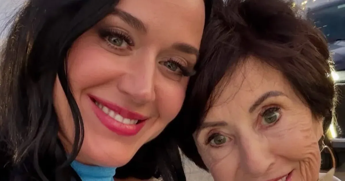 Katy Perry rompe conexão no Instagram com a mãe após apoio ao MAGA