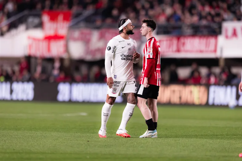 Corinthians prepara defesa após denúncia do Estudiantes contra Memphis Depay