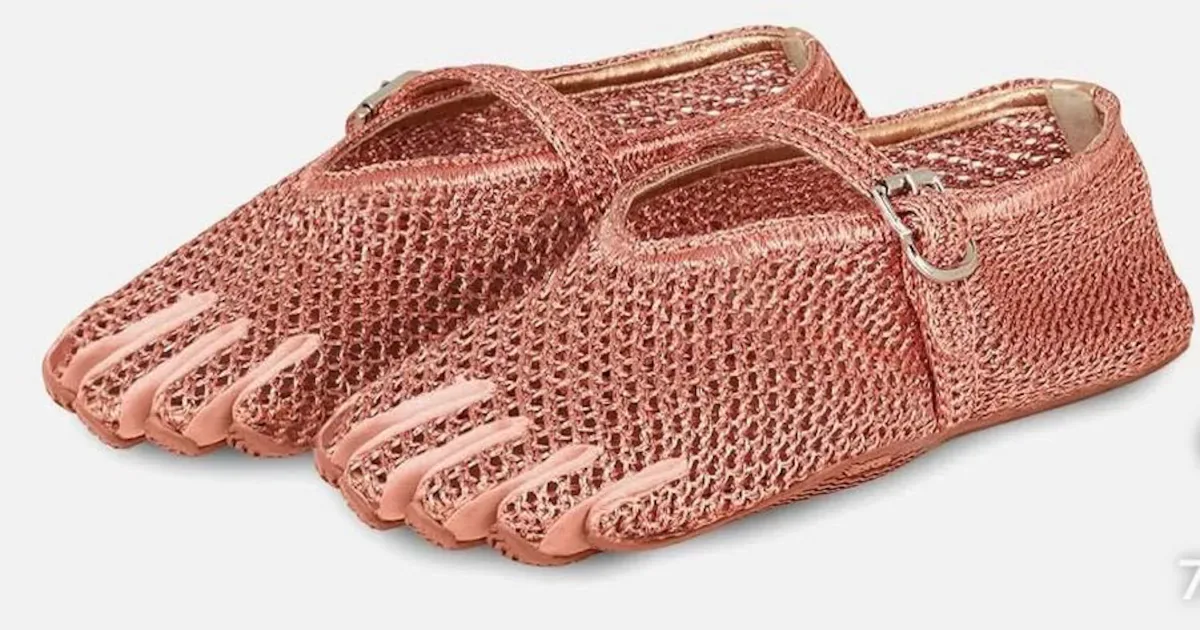 Dedos dos pés ganham espaço no design de sapatos e no luxo em 2026