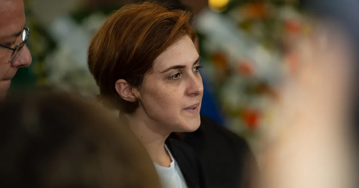 Mila Seidl se emociona durante despedida de Lito Sousa em São Paulo