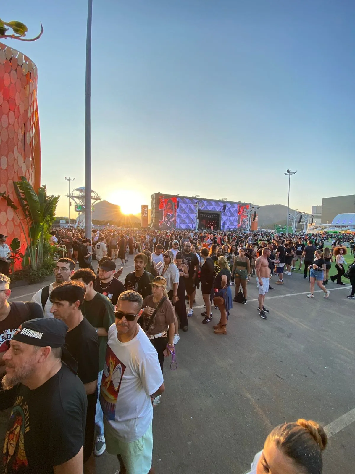 Mini câmeras e produtos colecionáveis movimentam estandes na Cidade do Rock
