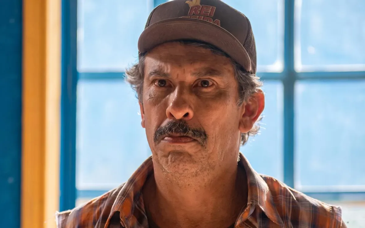 Zé é encontrado morto e Juarez acaba envolvido em crime na novela Por Você