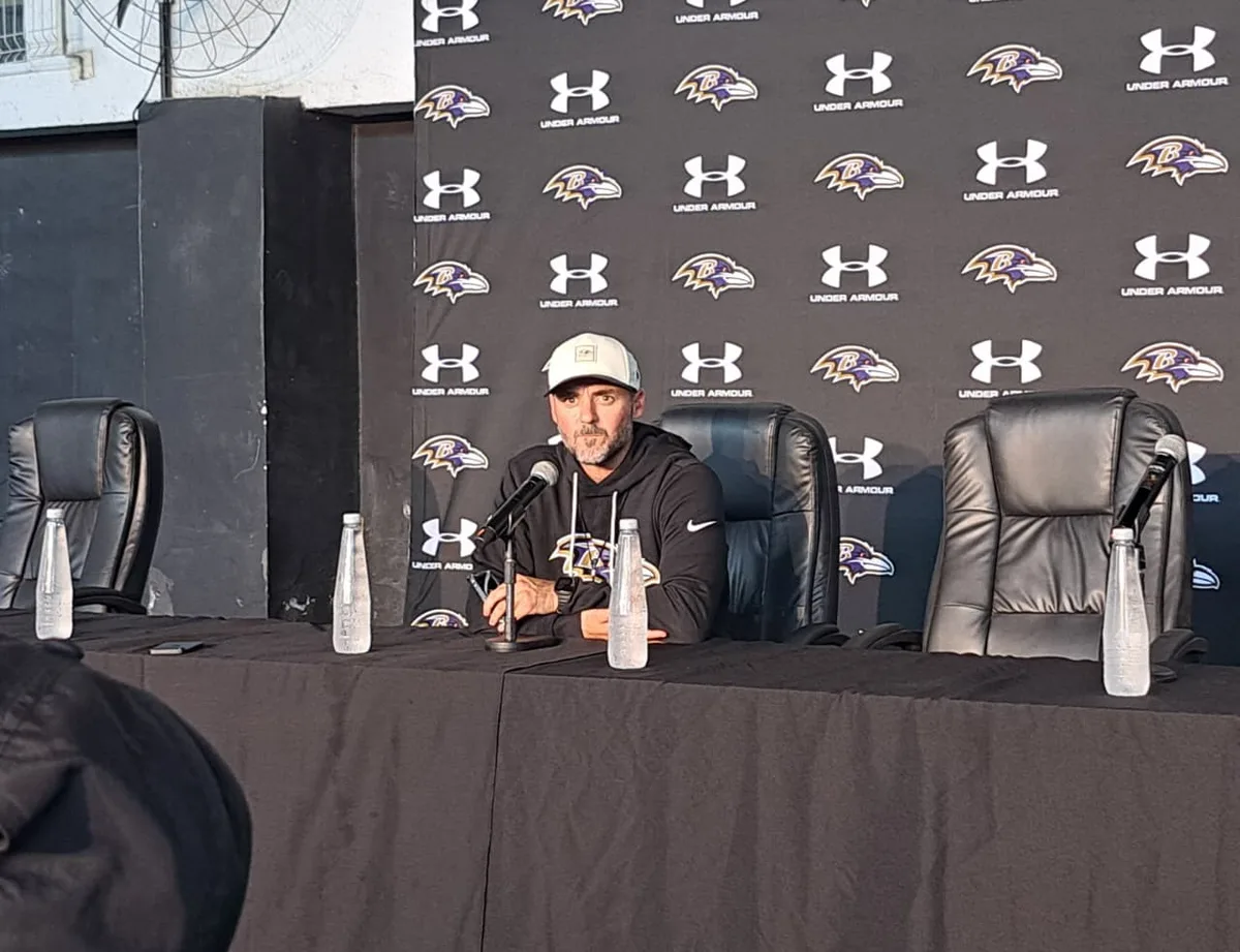 Jesse Minter minimiza debate sobre gramado antes de Ravens x Cowboys no Rio