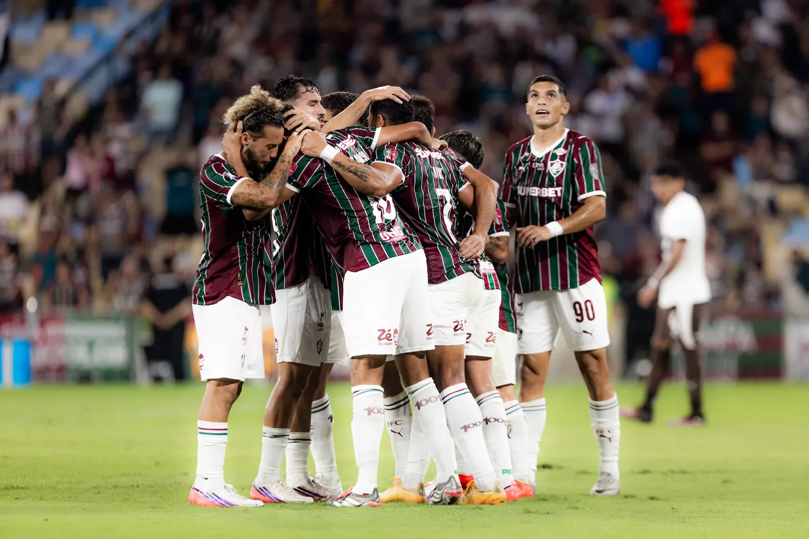 Fluminense abre vantagem sobre o Platense com gols de Nonato e Hulk