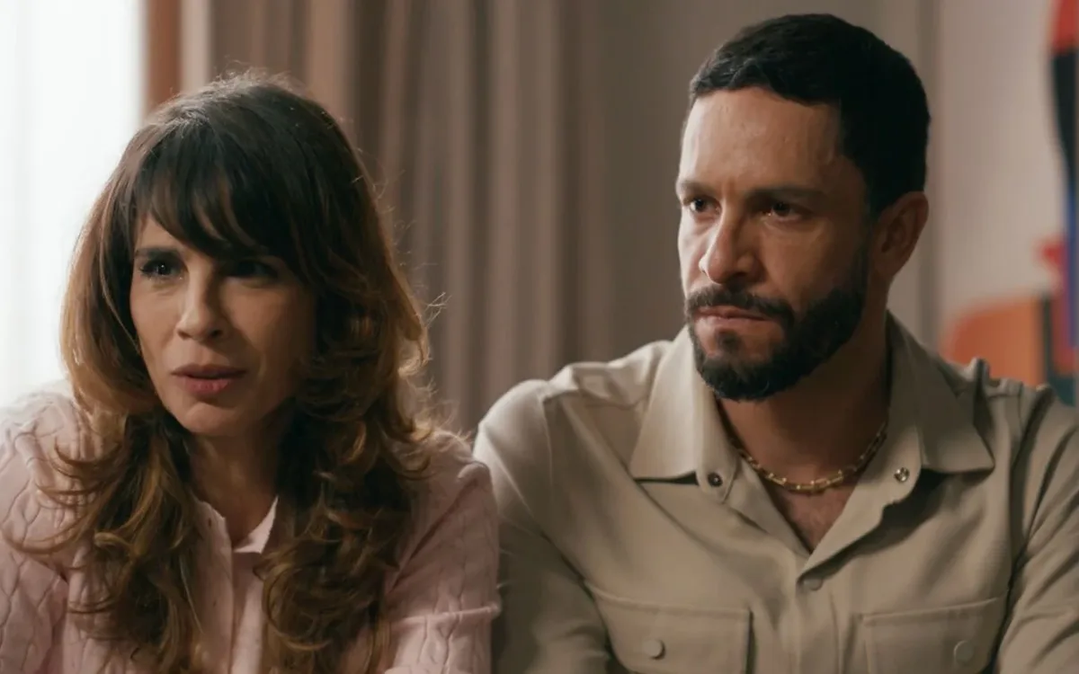 César se aproxima de Adriana e descobre ligação com o próprio passado