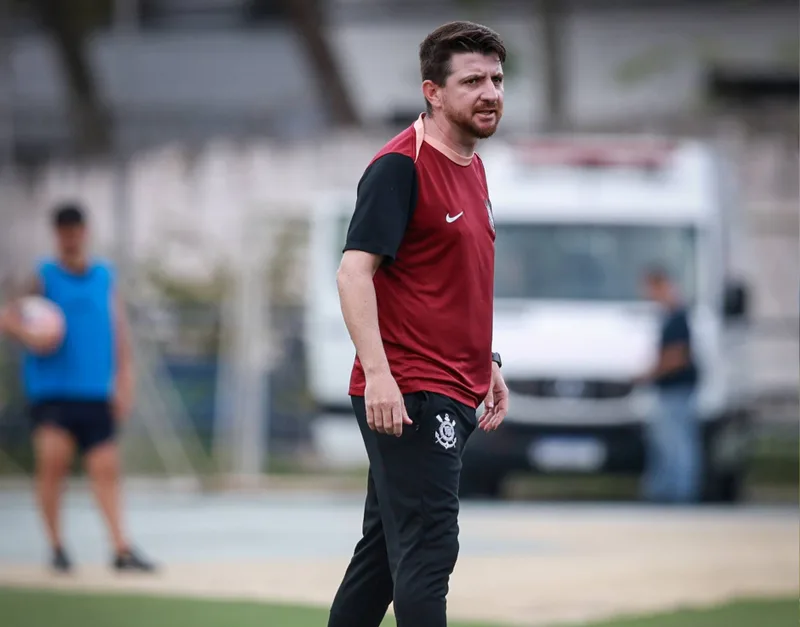 William Batista explica integração do Sub-20 do Corinthians com o profissional