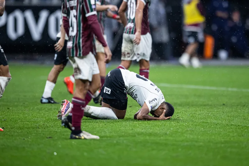 Corinthians fica a três pontos do Z4 após derrota para o Fluminense