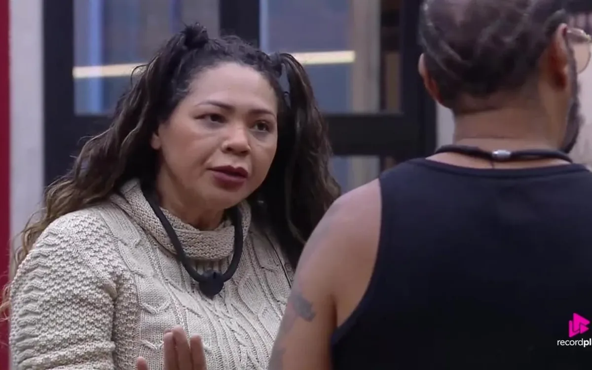 Thaíde e Darlin Ferrattry trocam acusações durante discussão em A Fazenda 18
