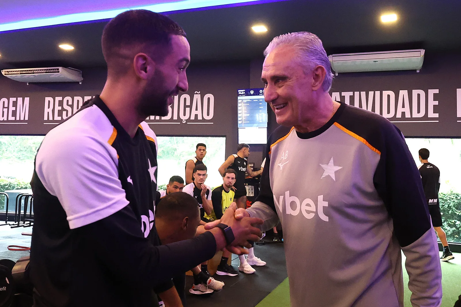 Botafogo regulariza Ziyech e terá Medina à disposição contra o Mirassol