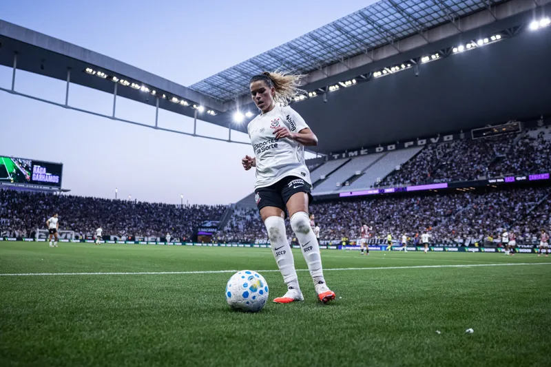 Tamires critica diferença de descanso antes da final entre Corinthians e São Paulo