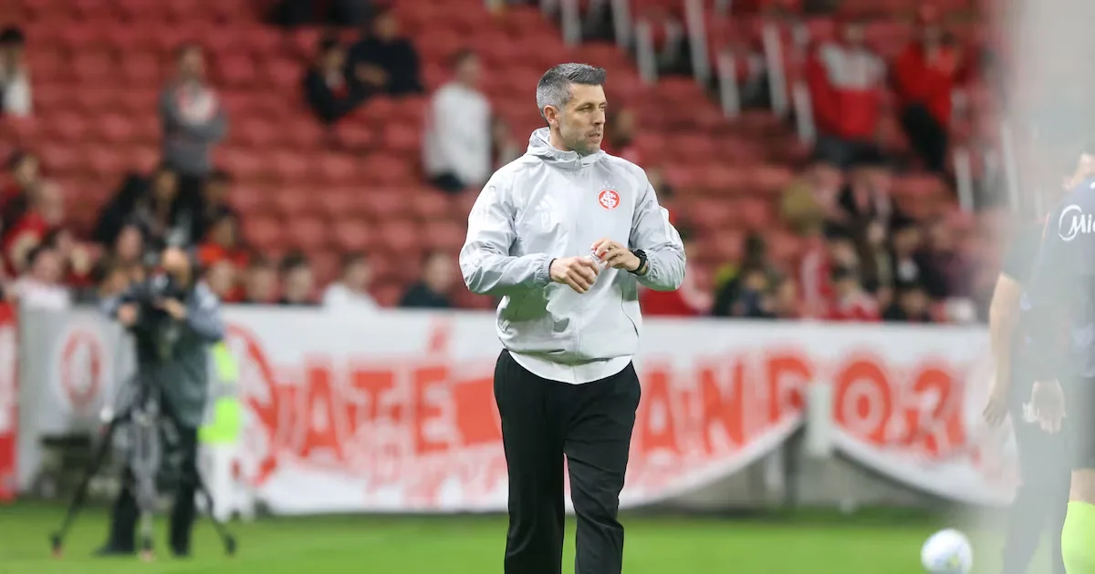 Internacional demite Paulo Pezzolano após derrota e mantém crise no Brasileirão