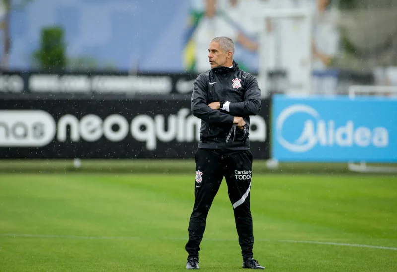 Sylvinho relembra pressão e números de sua passagem pelo Corinthians