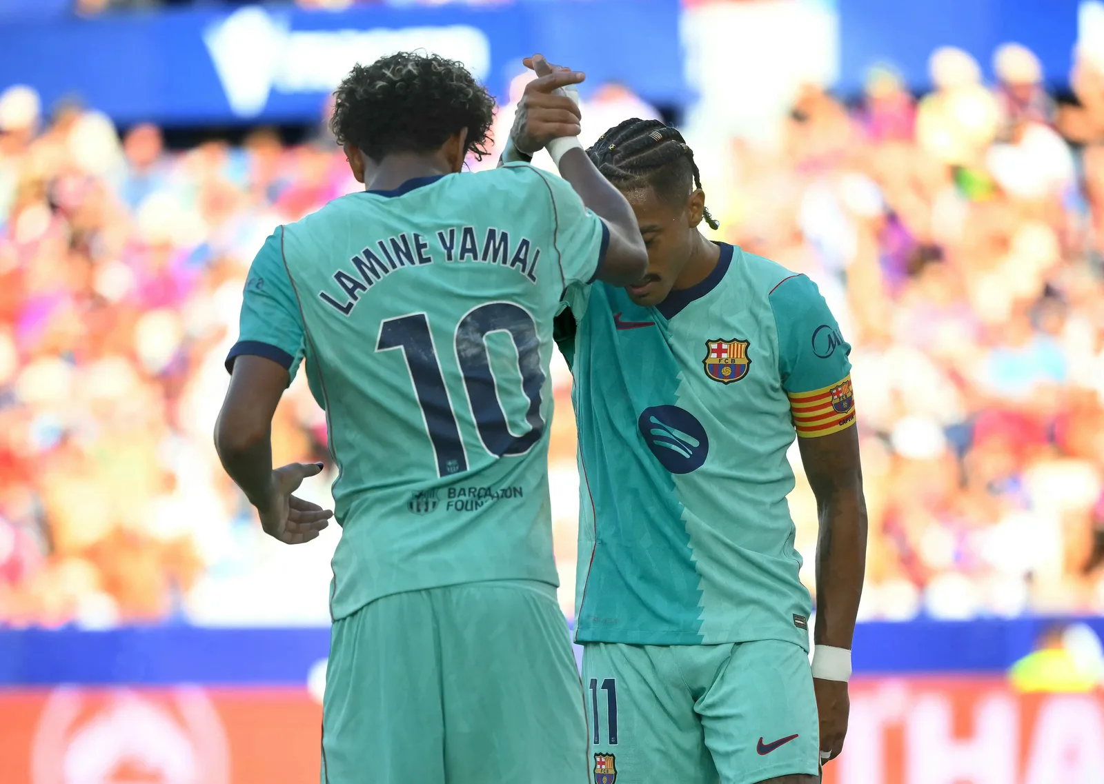 Barcelona supera o Levante por 4 a 2 e mantém liderança na Espanha